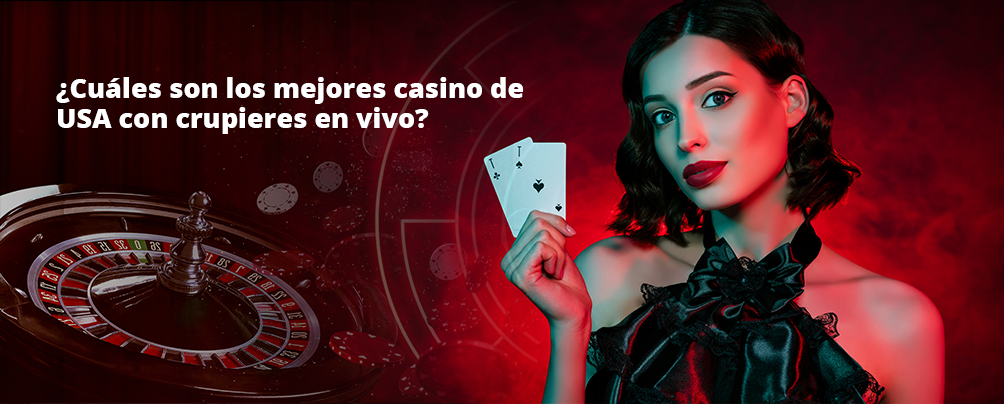 Una crupier en vivo con dos ases en la mano, junto a una baraja de póker completa y fichas de casino por valor de 10, 100 y 10.000 dólares.