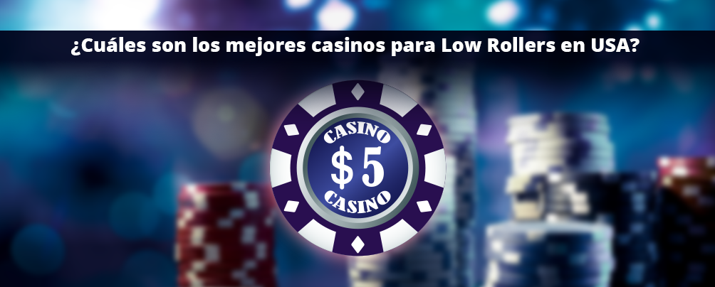 Ficha de casino Low Roller por valor de 5 dólares, superpuesta a otras fichas y dados.
