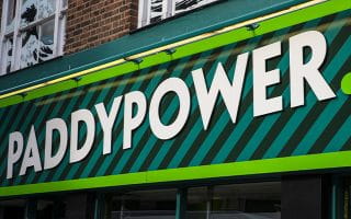 Logo Paddy Power di Papan yang Digantung di Dinding