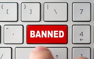 Keyboard Komputer dengan Tombol Merah Bernama Banned 