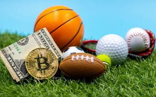 Bola Olahraga Berbeda di Rumput Hijau dengan Uang Dolar dan Bitcoin 
