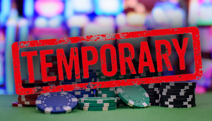 Stempel Sementara di atas Blurred Casino Hall and Chips